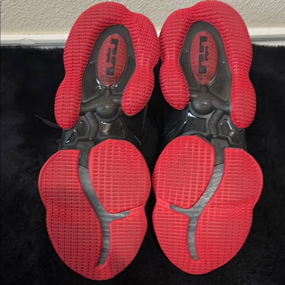 Nike Men's Black and Red Basketball Shoes - Picture 8 of 8